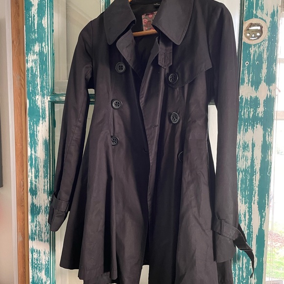 Goth-style black short trench coat - Picture 3 of 4
